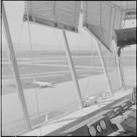 Maison Blanche. Attentat au plastic par l'OAS (Organisation armée secrète) à la tour de contrôle de l'aéroport. Débris.