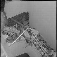 Maison Blanche. Attentat au plastic par l'OAS (Organisation armée secrète) à la tour de contrôle de l'aéroport. Débris.