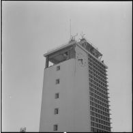 Maison Blanche. Attentat au plastic par l'OAS (Organisation armée secrète) à la tour de contrôle de l'aéroport.