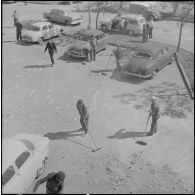 Maison Blanche. Attentat au plastic par l'OAS (Organisation armée secrète) à la tour de contrôle de l'aéroport. Nettoyage des débris dans le parking.