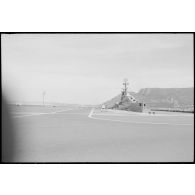 Oran. Fusillade du 14 avril 1962. L'escorteur d'escadre Vauquelin (D628) dans le port.
