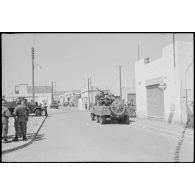 Oran. Fusillade du 14 avril 1962. Des soldats en patrouille dans la ville.