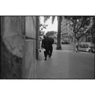 Oran. Fusillade du 14 avril 1962. Des soldats en patrouille dans la ville.