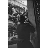 Oran. Fusillade du 14 avril 1962. Un soldat en position de tir.