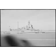 Oran. Fusillade du 14 avril 1962. L'escorteur d'escadre Vauquelin (D628) dans le port.