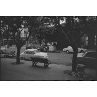 Oran. Fusillade du 14 avril 1962. Des soldats en patrouille dans la ville.