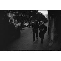 Oran. Fusillade du 14 avril 1962. Un soldat accompagne un soldat blessé.