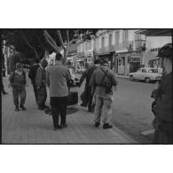 Oran. Fusillade du 14 avril 1962. Des soldats en patrouille dans la ville.