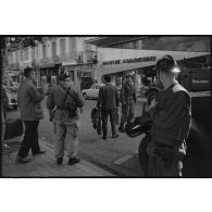 Oran. Fusillade du 14 avril 1962. Des soldats en patrouille dans la ville.