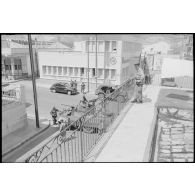 Oran. Fusillade du 14 avril 1962. Des soldats à bord d'un automitrailleuse Light armored car M8 en patrouille dans la ville.