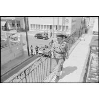 Oran. Fusillade du 14 avril 1962. Des soldats à bord d'un automitrailleuse Light armored car M8 en patrouille dans la ville.