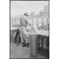 Oran. Fusillade du 14 avril 1962. Un soldat surveille une rue.