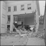 Alger. Attentat au plastic par l'OAS (Organisation armée secrète) au rectorat le 15 avril 1962.