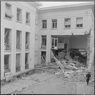 Alger. Attentat au plastic par l'OAS (Organisation armée secrète) au rectorat le 15 avril 1962.