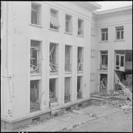 Alger. Attentat au plastic par l'OAS (Organisation armée secrète) au rectorat le 15 avril 1962.