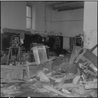Alger. Attentat au plastic à la nouvelle mairie par l'OAS (Organisation armée secrète) le 19 avril 1962.