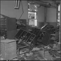 Alger. Attentat au plastic à la nouvelle mairie par l'OAS (Organisation armée secrète) le 19 avril 1962.