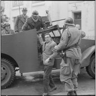 Oran. Arrestation d'un homme par des soldats.