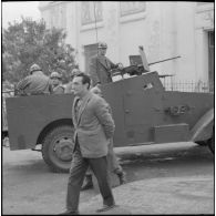 Oran. Arrestation d'un homme par des soldats.