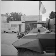Oran. Une automitrailleuse Light armored car M8 devant le centre hospitalier régional.