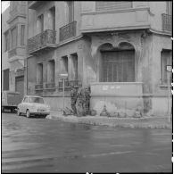 Bouclage d'Oran. Des soldats en poste rue Pierre Couture.