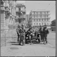 Bouclage du centre d'Oran. Devant le théâtre.