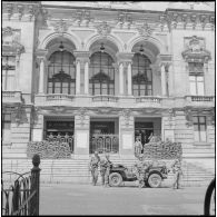 Bouclage du centre d'Oran. Devant le théâtre.
