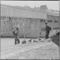 Bouclage du centre d'Oran. Des soldats à leur poste.
