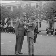 Alger. Caserne d'Orléans. Prise d'armes à l'occasion du départ du général Ailleret. Remise de décoration.