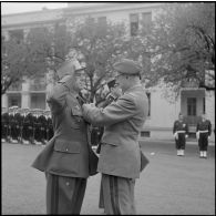 Alger. Caserne d'Orléans. Prise d'armes à l'occasion du départ du général Ailleret. Remise de décoration.