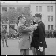 Alger. Caserne d'Orléans. Prise d'armes à l'occasion du départ du général Ailleret. Remise de décoration.