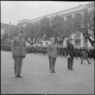 Alger. Caserne d'Orléans. Prise d'armes à l'occasion du départ du général Ailleret. Les décorés.