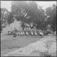 Alger. Caserne d'Orléans. Prise d'armes à l'occasion du départ du général Ailleret. Défilé de la musique.