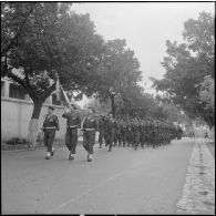 Alger. Caserne d'Orléans. Prise d'armes à l'occasion du départ du général Ailleret. Défilé.