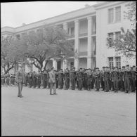 Alger. Caserne d'Orléans. Prise d'armes à l'occasion du départ du général Ailleret. Revue des troupes.
