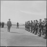 Une base aérienne en Algérie. Départ du général Ailleret. Revue des troupes.