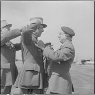 Une base aérienne en Algérie. Départ du général Ailleret. Remise de décoration.