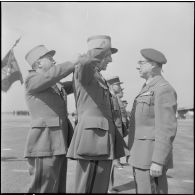 Une base aérienne en Algérie. Départ du général Ailleret. Remise de décoration.