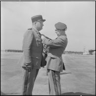 Une base aérienne en Algérie. Départ du général Ailleret. Remise de décoration.