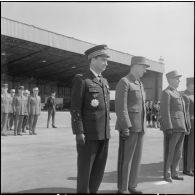 Une base aérienne en Algérie. Départ du général Ailleret.
