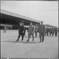 Une base aérienne en Algérie. Départ du général Ailleret.