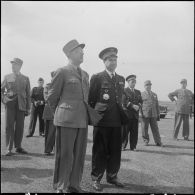 Une base aérienne en Algérie. Départ du général Ailleret.