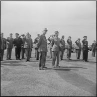 Une base aérienne en Algérie. Départ du général Ailleret.