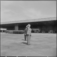 Une base aérienne en Algérie. Départ du général Ailleret. Le général salue pendant la cérémonie.