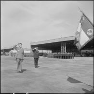 Une base aérienne en Algérie. Départ du général Ailleret. Le général salue pendant la cérémonie.