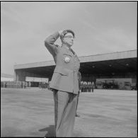 Une base aérienne en Algérie. Départ du général Ailleret. Le général salue pendant la cérémonie.