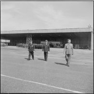 Une base aérienne en Algérie. Départ du général Ailleret. Revue des troupes.
