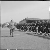 Une base aérienne en Algérie. Départ du général Ailleret. Revue des troupes.