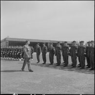 Une base aérienne en Algérie. Départ du général Ailleret. Revue des troupes.