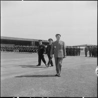 Une base aérienne en Algérie. Départ du général Ailleret. Revue des troupes.